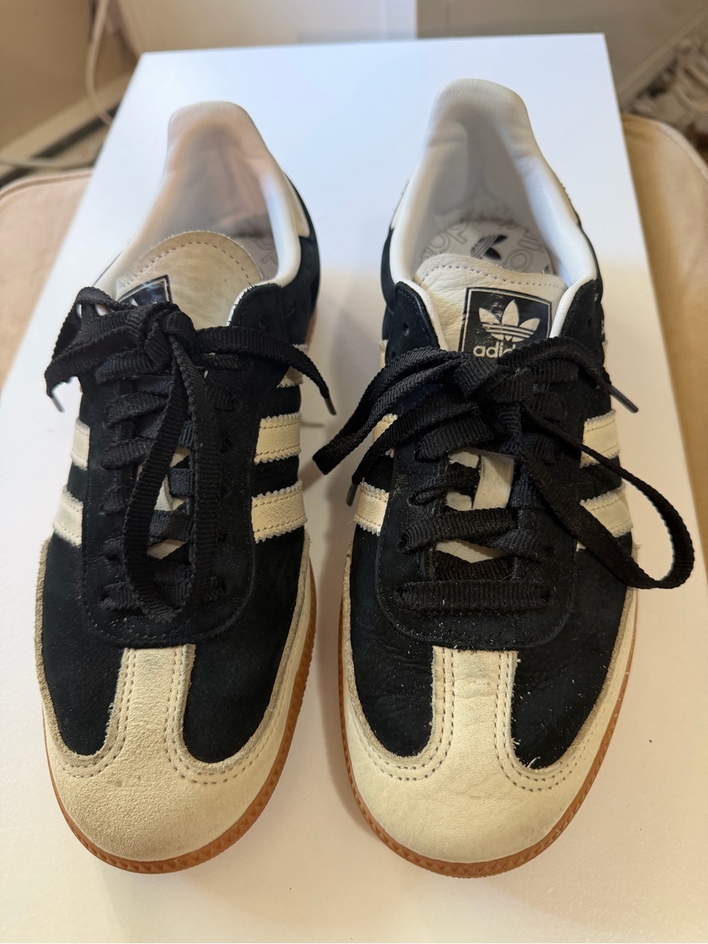 Samba OG: Core Black / Cream White / Gold Metallic.